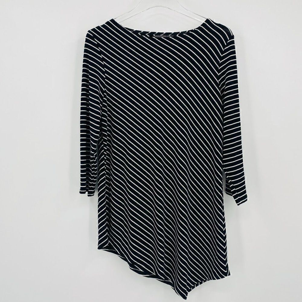 Chico's Travelers Size Medium Black & White Asymmetric Hem Tunic Top Long Sleeve